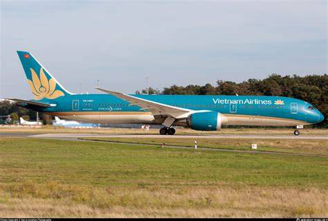 Vietnam Airlines Boeing 787-9 Munich Airport runway departure incident