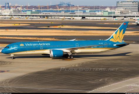 Vietnam Airlines Boeing 787 Dreamliner landing in Milan with Vietnam and Italy flags displayed