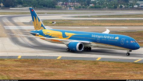 Vietnam Airlines Boeing 787 Dreamliner taxiing at Narita International Airport