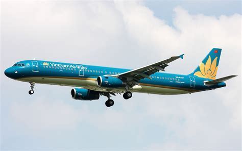 Vietnam Airlines cockpit view during mid-flight route deviation due to geopolitical risks