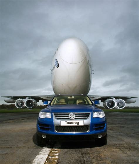 Volkswagen Touareg towing a Boeing 747 during televised demonstration – illustrating principles of aircraft pushback