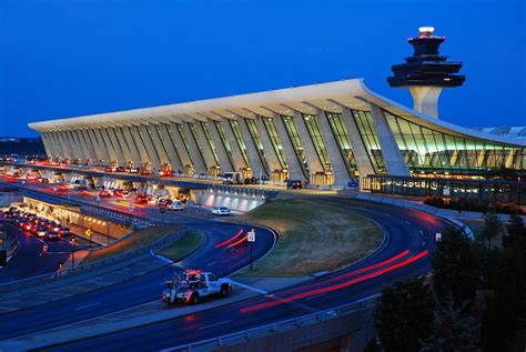Washington Dulles International Airport main terminal and aircraft apron