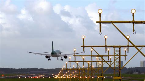 Wellington Airport aircraft landing during severe crosswind