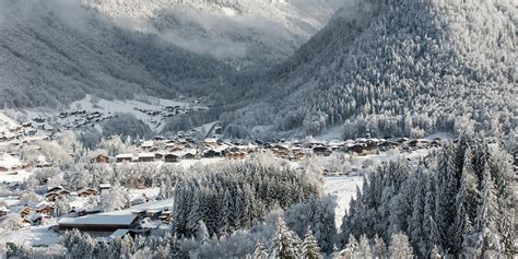 Wooden chalets and ski school groups in Villars village