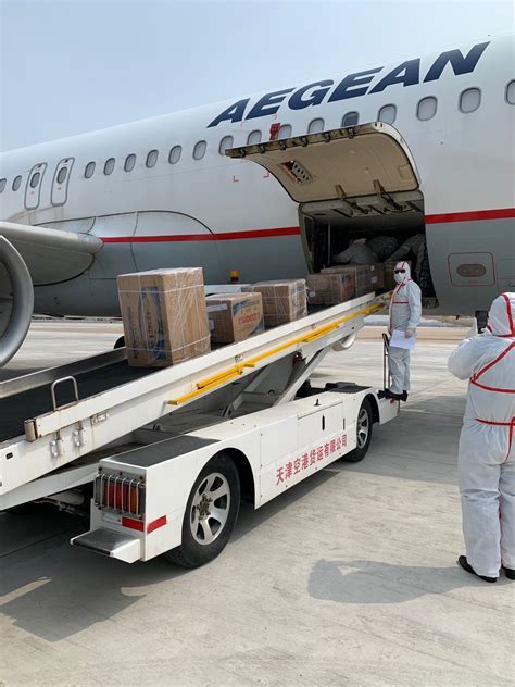 Yemenia ground crew loading medical supplies onto A320 during COVID-19 relief mission